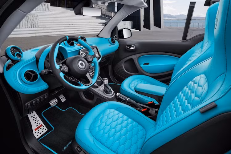 Ở bên trong nội thất, bên cạnh mọi trang bị trong danh sách tùy chọn của một chiếc Smart Fortwo thường, phiên bản Fortwo Brabus Ultimate 125 còn được Brabus bọc hoàn toàn trong da màu xanh da trời như ngoại thất. Một số chi tiết "cộp mác" Brabus cũng xuất hiện trong xe như thảm lót sàn, pedal thể thao hay ốp bệ cửa.