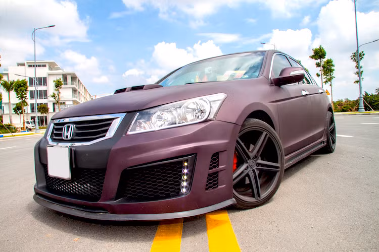 Ra mắt tại Việt Nam lần đầu vào năm 2011, mẫu xe sedan Honda Accord thế hệ thứ 8 nhắm tới phân khúc sedan hạng trung, cạnh tranh với đối thủ đồng hương Toyota Camry. Sở hữu kiểu dáng góc cạnh khỏe khoắn và không đạt được thành công về mặt doanh số như Camry nhưng bù lại, chiếc xe lại được nhiều người chơi đánh giá cao về thiết kế.