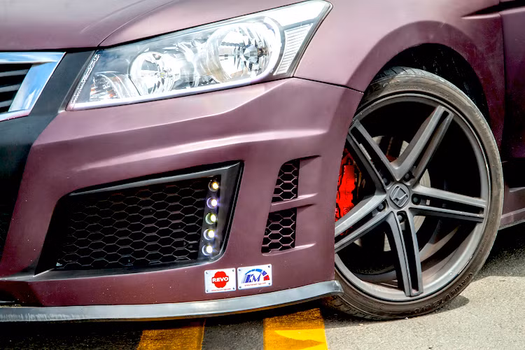 Các nan lưới tản nhiệt của Accord cũng được sơn màu đen để đem tới cho chiếc xe vẻ mạnh mẽ hơn. Trong khi đó, "dàn chân" nguyên bản cũng đã được thay bằng bộ mâm 5 cánh kép bản lớn đầy vẻ thể thao, để lộ ra các heo phanh Brembo nằm phía sau.