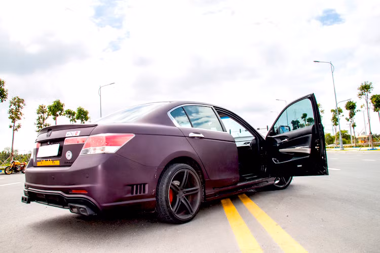 Ở hai bên thân và đuôi xe, chiếc Accord cũng đã được độ lại bodykit. Trong đó, bộ cản sau đã được thiết kế lấy cảm hứng từ các dòng xe Mercedes-AMG, phía trên nắp khoang hành lý là cánh đuôi dạng nẹp. Toàn bộ thân xe đã được sơn lại trong gam màu nâu mờ cực "ngầu".