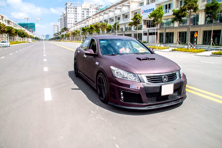Để khiến chiếc Accord đã 6 năm tuổi của mình sở hữu vẻ ngoài độc đáo và "ngầu" hơn, một người đam mê xe độ tại Sài Gòn đã quyết định độ lại chiếc xe này. Với các chi tiết mang tính thể thao và phù hợp với những đường nét nguyên bản, chiếc xe đã có vẻ ngoài ấn tượng hơn nhiều so với một chiếc Honda Accord "zin".