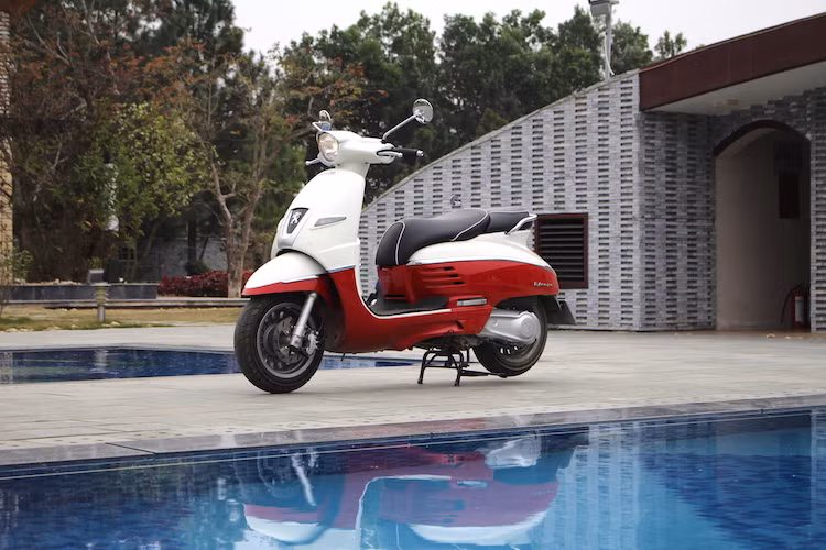 Khi dừng chân tại trạm nghỉ ở hồ Đại Lải, tôi mới có cơ hội được "soi từng chi tiết" của Django 125. Về tổng thể, Django mang đậm phong cách thiết kế châu Âu cổ điển khi Peugeot đã lấy cảm hứng từ 2 dòng xe trong quá khứ của hãng là S55 và S57 từ thập niên 50 để "chấp bút" lên kiểu dáng của chiếc xe.