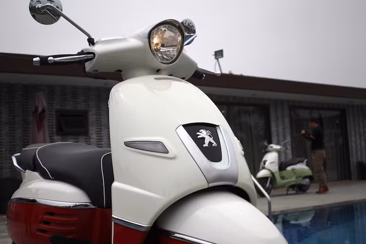 Ngoài các dòng Vespa của Piaggio và chiếc Lambretta một thời, Django là một trong số ít những mẫu xe tới từ châu Âu với thiết kế theo phong cách hoài cổ (retro). Trong tổng thể retro, Peugeot cũng không quên tích hợp một số chi tiết hiện đại vào thiết kế của xe, chẳng hạn như dải đèn LED định vị được viền khéo léo xung quanh logo sư tử của hãng ở mặt nạ trước.