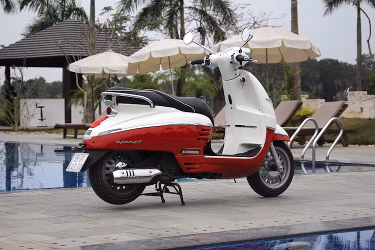 Các kích thước tổng thể D x R x C của Django lần lượt là 1925, 710 và 1190 mm cùng với trục cơ sở dài 1350 mm. Tuy nhiên với trọng lượng khô 135 kg, những khách hàng nữ sẽ hơi vất vả để có thể dắt được Django 125. Xe sở hữu bình nhiên liệu với thể tích 8,5 lít.