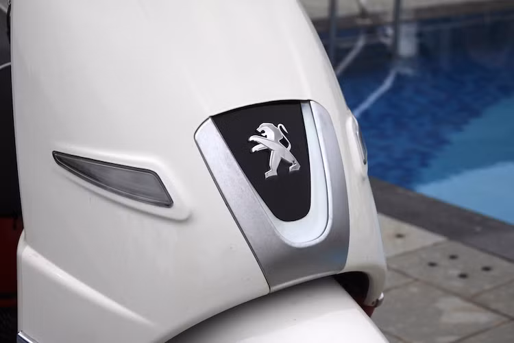 Tuy nhiên, nếu như Peugeot tìm được cách "giấu" cặp đèn xi-nhan LED trước một cách khéo léo hơn vào tổng thể của xe, Django 125 sẽ trở nên đẹp mắt hơn nữa. Với dạng đèn LED sắc sảo và nằm ngay hai bên yếm trước, hiện cặp đèn xi-nhan trước hơi "lạc lõng" và "phá" mất tổng thể đậm nét cổ điển của Peugeot Django 125.