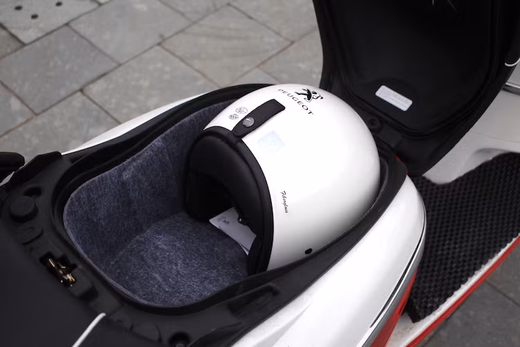 Yên của Django có thiết kế tách rời giữa người ngồi trước và sau. Nằm bên dưới yên trước của Django còn có một hộp chứa đồ với thể tích tích trung bình, đủ để chứa một mũ bảo hiểm nửa đầu và một mũ 1/2 nhỏ khác. Tuy nhiên chiều cao của hộp chứa đồ này hơi thấp, khiến yên xe có thể sẽ khó đóng nếu như chủ xe đội mũ 3/4 với kích thước lớn.