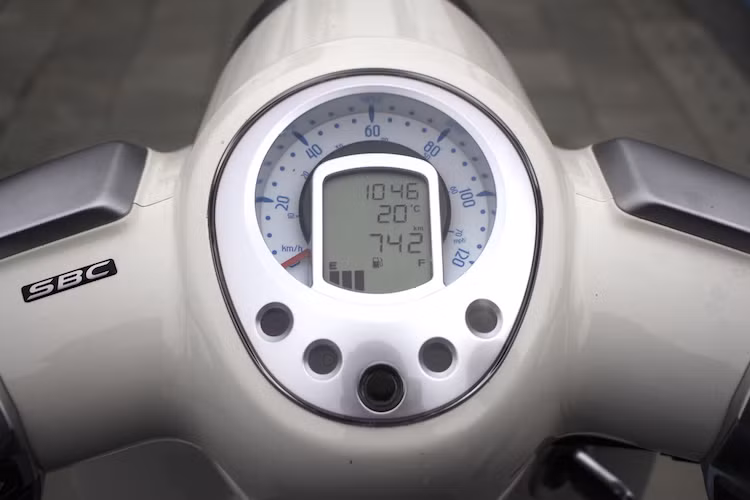 Giống như phần còn lại của chiếc xe, bảng đồng hồ trung tâm của Django cũng có thiết kế cổ điển và tinh tế với một đồng hồ báo tốc độ kèm màn hình "nổi" LCD đơn sắc ở phía trên, cùng với các đèn báo và nút điều chỉnh đối xứng ở bên dưới. Không chỉ thông báo các thông tin về quãng đường, mức xăng và thời gian, đồng hồ này còn có tính năng đo nhiệt độ ngoài trời khá độc đáo.