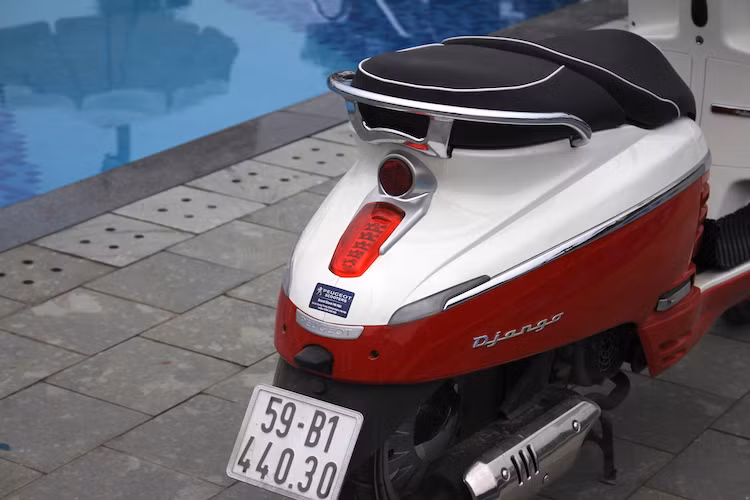 Không giống như xi-nhan trước, Peugeot đã tích hợp rất gọn gàng xi-nhan LED phía sau Django 125 thành điểm kết thúc của dải chrome chạy xuyên suốt thân xe. Dù cũng sử dụng công nghệ LED nhưng với thiết kế đặt dọc và nằm ngay dưới một mảnh "mắt mèo" phản quang, cụm đèn hậu khá phù hợp với tổng thể retro của xe.