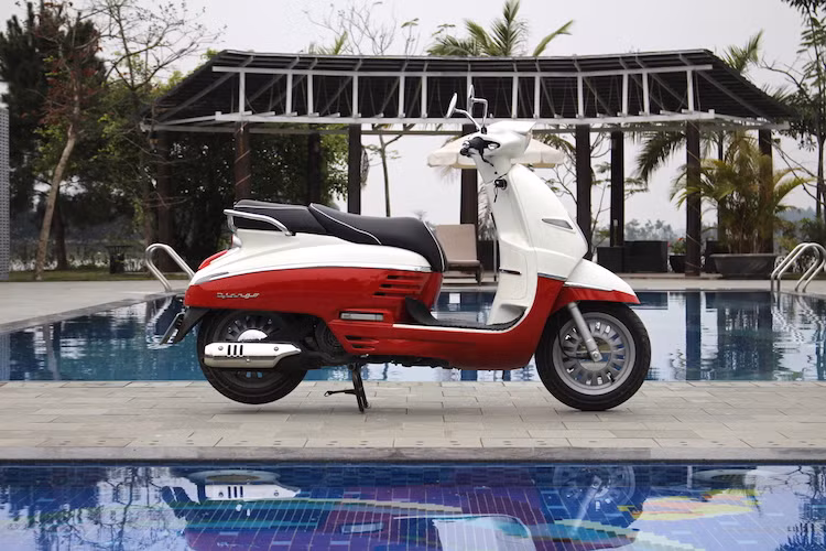 Sự tinh tế và nghệ thuật đậm chất Pháp của Django 125 được thể hiện ở những đường nẹp mạ chrome chạy thẳng từ đầu tới đuôi xe, chia thân xe thành 2 mảng màu gọn gàng, tách bạch. Hiện tại, mọi phiên bản màu sắc của Django tại Việt Nam đều có 2 tông màu, trong đó có một số màu sắc khá nổi như trắng-cam hay trắng-đỏ đầy cá tính. Tuy nhiên, những gam màu trầm như đen/nâu hay đen/xám chì tỏ ra hoàn hảo nhất với thiết kế cổ điển của Django.