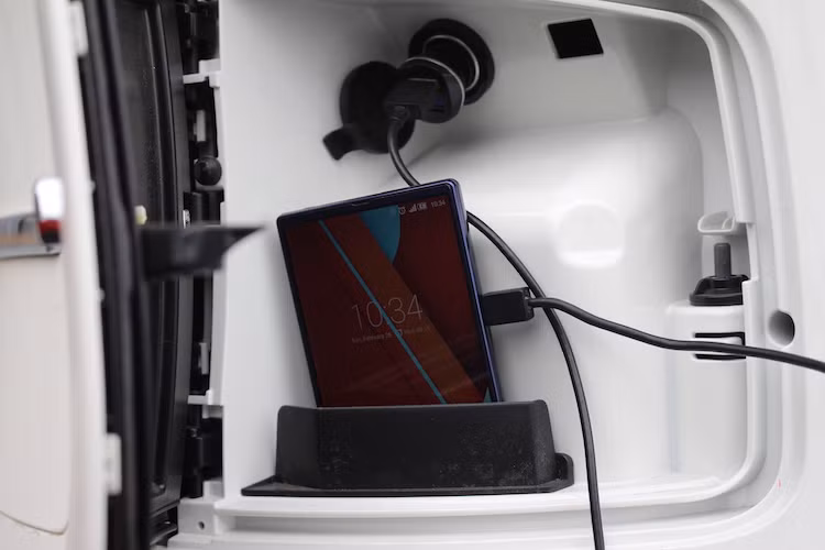 Không có thể tích lớn nhưng hộp chứa đồ ở bên phải Django lại có sẵn một hộc nhỏ để vừa khẩu trang, ví, găng tay hay một chiếc điện thoại. Đặc biệt, chiếc xe có sẵn một ổ điện 12V để người dùng có thể sạc các thiết bị cầm tay như máy nghe nhạc hoặc smartphone với bộ chuyển sang cổng USB.