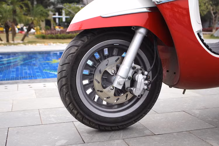 Ở cả bánh trước và sau, Django 125 đều sở hữu hệ thống phanh đĩa đơn với heo 2 piston. Trong đó đĩa trước có đường kính 200 mm và đĩa sau chỉ kém 10 mm so với đĩa trước. Ngay cả cặp mâm của Django cũng được Peugeot thiết kế đậm chất cổ điển, giống với những chiếc mâm thép dập của các dòng xe cổ. Nếu như thay cặp lốp viền chỉ trắng, chiếc xe sẽ trông còn thanh nhã hơn nữa.