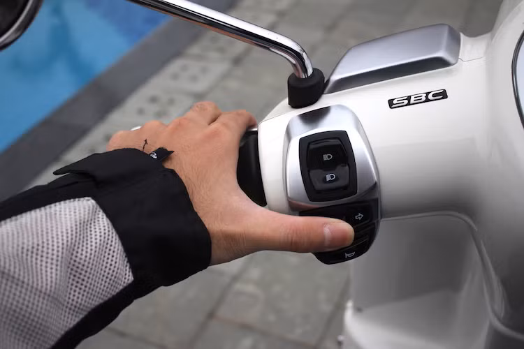 Một điểm gây khó chịu ở phía trên tay lái của Django đó là cụm công tắc được đặt quá sâu vào bên trong. Dù có bàn tay khá to nhưng để có thể với tới những công tắc này bằng ngón cái, tôi phải để tay sát phần cuối của tay nắm và với hết cỡ. Cách bố trí này đặc biệt bất tiện trong những trường hợp cần xử lý nhanh trên đường, chẳng hạn như nháy đèn xin vượt được tích hợp cùng công tắc đèn pha.