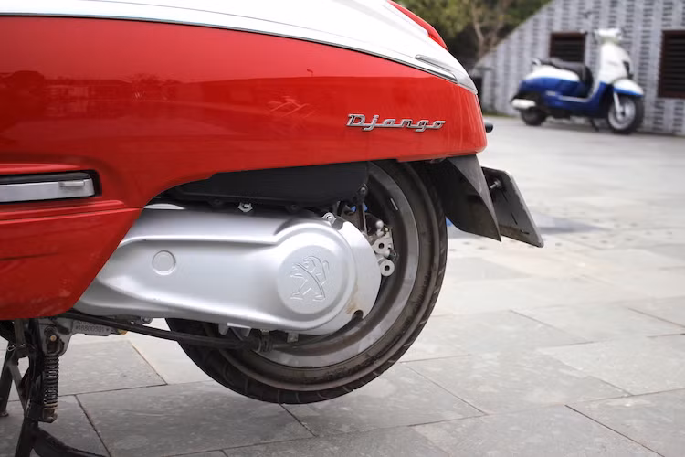 Django sở hữu khối động cơ xi-lanh đơn 4 kỳ SOHC 2 xi-lanh làm mát bằng không khí cưỡng bức với dung tích thực 124,6 cc, có phun xăng điện tử. Trên lý thuyết, động cơ này không chênh lệch lớn về công suất so với đối thủ Vespa Primavera 125 mạnh 10,6 mã lực. Tuy nhiên công suất tối đa của Primavera có thể đạt được ở vòng tua máy thấp hơn là 7700 rpm thay vì 8500 rpm.