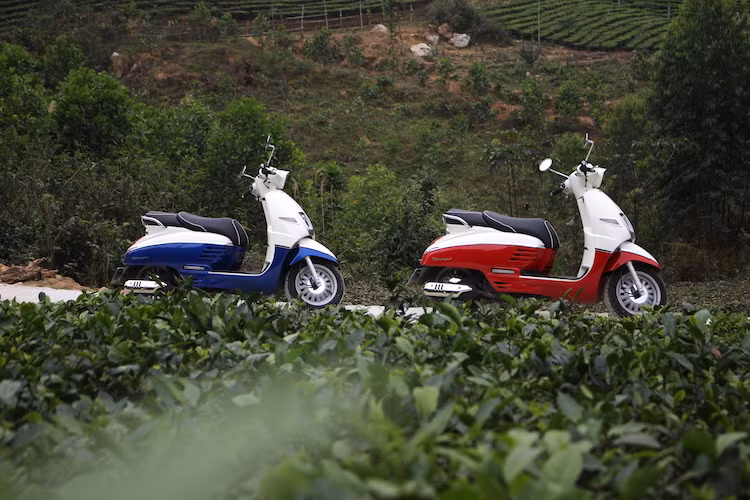 Nhìn chung, nếu sử dụng trong đô thị, Django 125 là một mẫu xe tay ga độc đáo với thiết kế thanh nhã, cổ điển và các trang bị tương đương với đối thủ Piaggio Vespa Primavera 125. Không có phanh ABS như Primavera nhưng Django lại có phanh đĩa cho cả 2 bánh cùng hệ thống phanh SBC. Cũng có ổ cắm sạc nhưng Primavera dùng chuẩn ổ 12V thay vì có sẵn cổng USB như Primavera.