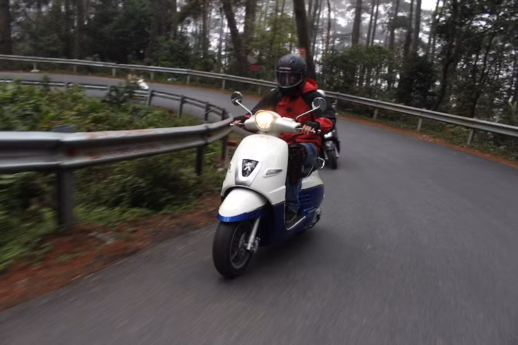 Trong hành trình trải nghiệm, thử thách có thể nói là lớn nhất với Django đó là leo các con đường núi khúc khuỷu và có độ dốc cao để lên đỉnh Tam Đảo. Ở cung đường này, Django 125 đã thể hiện khả năng "úp cua" một cách an toàn, không có dấu hiệu lắc hay trượt đuôi nhờ có giảm xóc chắc chắn và lốp trước sau đều sử dụng bản lớn 120/70/12.