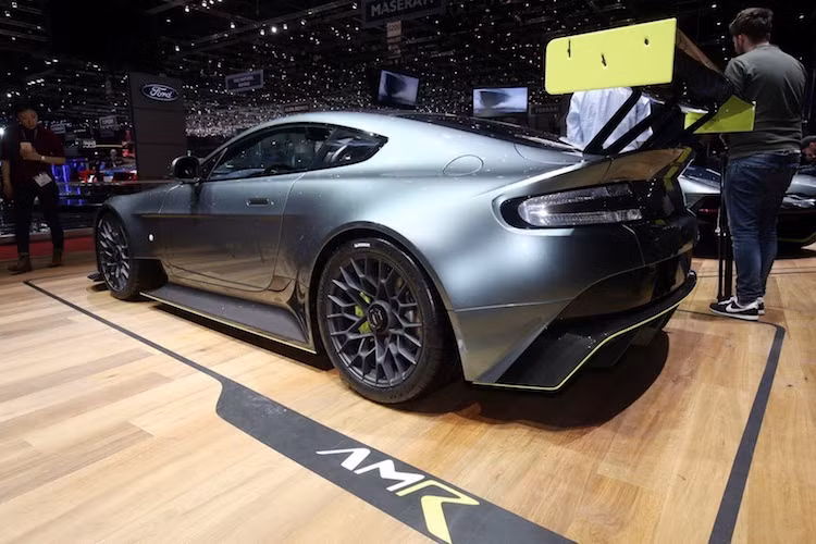 Để lắp vừa bộ mâm đường kính 19 inch bản rộng, khóa trung tâm kèm lốp xe đua Michelin Pilot Cup 2, thân xe của Vantage AMR Pro cũng đã được nới rộng hơn so với phiên bản Vnatage thường. Phía sau chiếc xe cũng có kiểu dáng như phiên bản Vantage GT3 đua tại thể thức WEC với cánh đuôi và cánh khí động học dưới cản sau cực lớn.