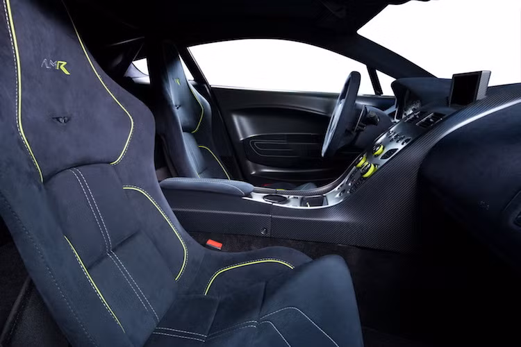 Ở bên trong cabin, bệ trung tâm cùng các tấm ốp cửa của Vantage AMR Pro đã được làm từ sợi carbon để giảm trọng lượng. Những chi tiết mang phong cách xe đua khác bao gồm khung thép gia cường nằm phía sau và cặp ghế ngồi thể thao bọc nhung Alcantara "Dark Knight".