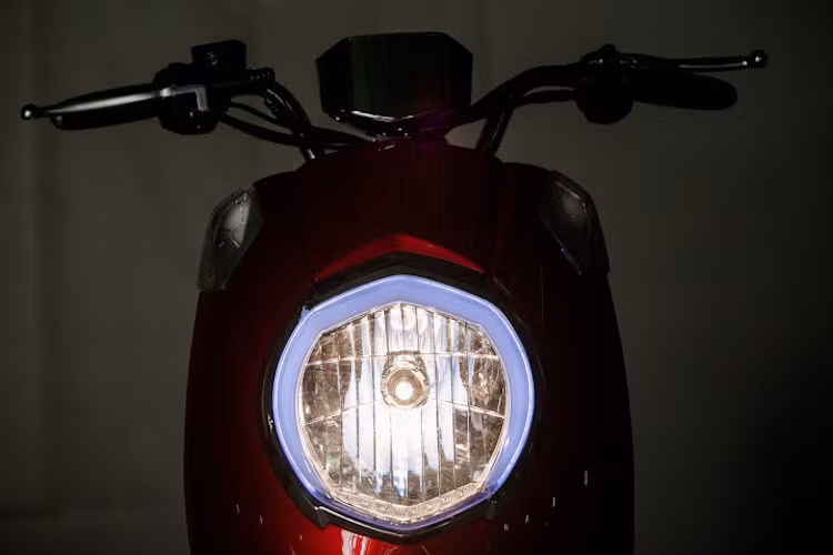 Đúng như tên gọi, thiết kế của Anbico Diamond lấy cảm hứng xuyên suốt từ vẻ đẹp của kim cương, sáng loá, hiện đại và bền bỉ với thời gian. Điểm nổi bật ở phía trước của chiếc xe là đèn pha to hình viên kim cương và dải đèn LED viền màu xanh sành điệu