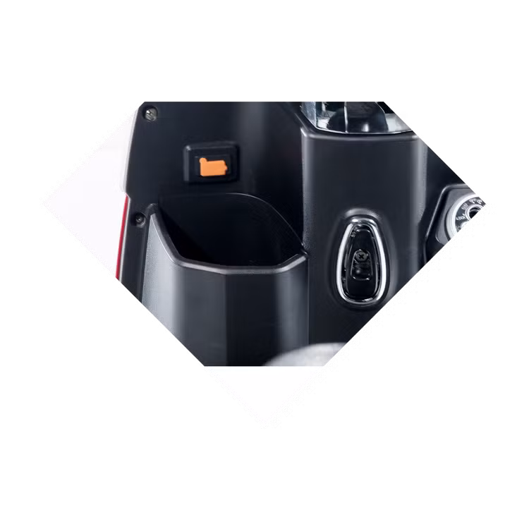 Anbico Diamond cũng được chú trọng hơn tới tính tiện dụng. Hộc để đồ phía trước có khả năng để được chai nước, điện thoại di động hoặc kính, khẩu trang. Móc treo đồ phía trước tiện lợi giúp người lái không phải mở yên xe khi treo các đồ vật nhỏ. Đặc biệt, giống nhiều dòng xe tay ga cao cấp, chiếc xe được trang bị cổng sạc USB để sạc các thiết bị di động.