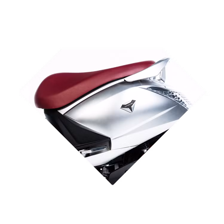 Những bề mặt hai bên thân xe được thiết kế một cách liền mạch, tròn trịa, nhưng vẫn mượt mà; cùng với logo 3D hình viên kim cương và yên xe tạo dáng sang trọng.