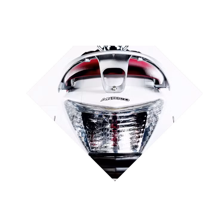 Ở phía sau, Anbico Diamond sở hữu cụm đèn hậu kết hợp với 2 đèn xi-nhan sau tạo thành hình thác nước nổi bật. Thiết kế xi-nhan tích hợp vào chóa đèn hậu cũng loại bỏ nhược điểm gãy xi nhan của các dòng xe điện có xi-nhan rời trên thị trường.