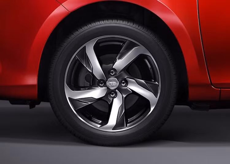 Ngoài cản trước, đèn pha của xe cũng có hình dáng hoàn toàn mới, thể thao và hiện đại hơn khi được vuốt về phía sau và cũng có trang bị các dải LED đẹp mắt. Là một bản nâng cấp giữa vòng đời, Toyota cũng không quên thay thế bộ mâm xe bằng thiết kế 8 cánh kép mới đầy thanh lịch.