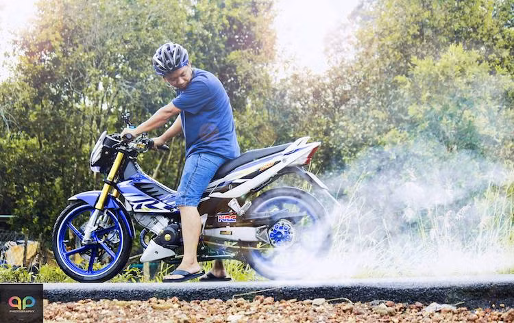 Với một loạt các món phụ tùng đã quá quen thuộc với biker Việt, chiếc Sonic 125 của người chơi xe Bình Dương đã không chỉ có kiểu dáng thể thao mà còn trở nên mạnh mẽ hơn.