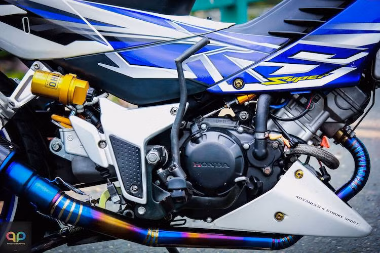 Vốn có động cơ SOHC 125 cc xi-lanh đơn nhưng trên bản độ này, người chơi xe đã nâng cấp máy Sonic lên 150 cc và xú-páp kép nhờ có bộ "đồ lòng" DOHC từ Honda CBR150R. Kết hợp với động cơ mới là cây pô SC Project lon nhắn và cổ pô titan gia nhiệt màu xanh đẹp mắt.