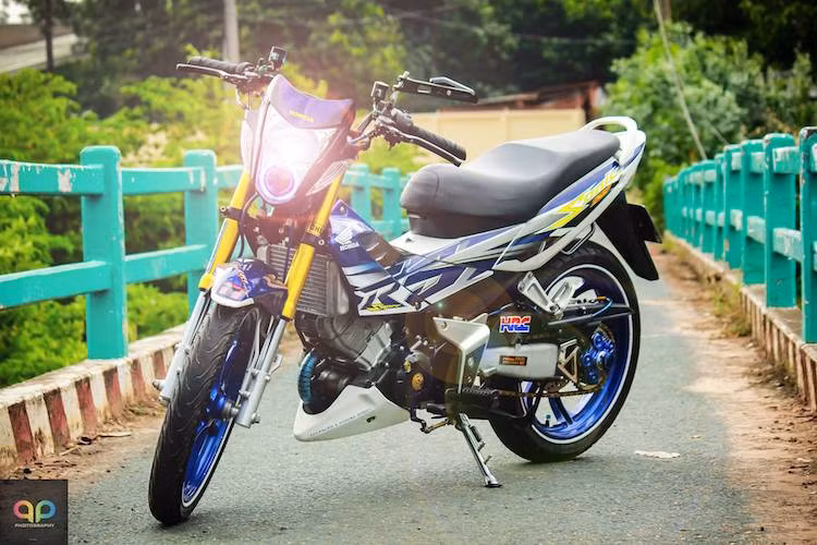  Honda Sonic 125 là mẫu xe côn tay với kiểu dáng hyper underbone được sản xuất tại Thái Lan, ra đời với "sứ mệnh" thay thế dòng xe 2 kỳ huyền thoại Nova Dash một thời và là "tiền bối" của Honda Sonic 150R ngày nay. Tại Việt Nam, những chiếc Sonic 125 được nhập nguyên chiếc với số lượng tương đối ít, nhưng chúng rất được người chơi xe ưa chuộng.