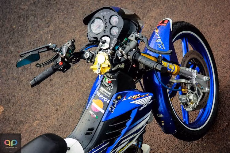 Nằm ở phía trên cặp tay lái clip on của chiếc xe là sự hiện diện của một loạt những phụ tùng quen thuộc: cùm phanh Brembo RCS 19, cùm côn Brembo, gù xéo Rizoma và kính hậu Rizoma. Ngoài ra, chiếc xe còn sở hữu cặp bình dầu Racing Boy và trợ lực cổ trung tâm của Ohlins.