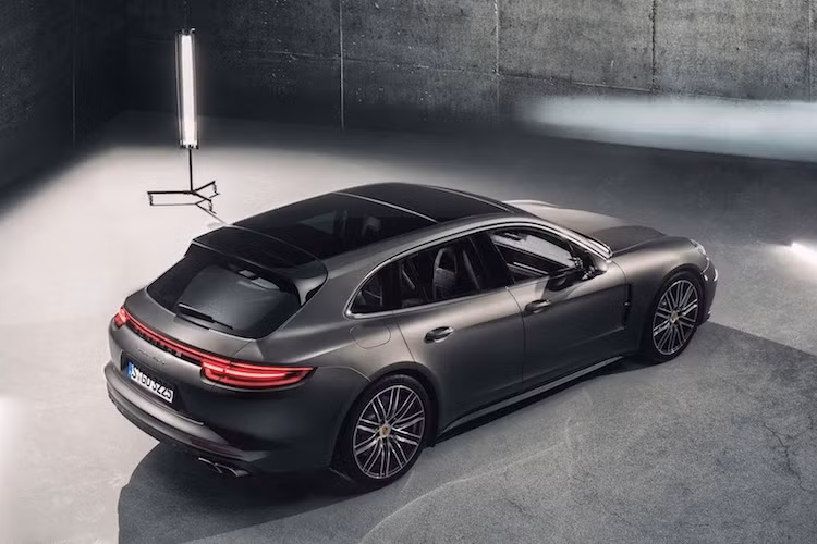 Tại thị trường Mỹ, Porsche Panamera Sport Turismo sẽ được bán ra vào cuối năm 2017 với giá khởi điểm từ 96.200 USD cho phiên bản Panamera 4 Sport Turismo thấp nhất (tương đương 2,19 tỷ đồng). Trong khi đó, bản Panamera Turbo cao cấp nhất có giá lên tới 154.000 USD (tương đương 3,51 tỷ đồng).
