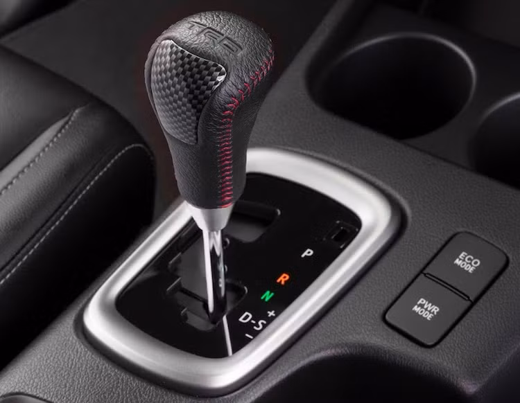 Với hộp số sàn 6 cấp, xe chỉ đạt mô-men xoắn cực đại 420 Nm; trong khi đó con số này sẽ được nâng lên thành 450 Nm với hộp số tự động 6 cấp. Cả 2 bản hộp số đều sẽ được kết hợp với hệ dẫn động 4 bánh bán thời gian.