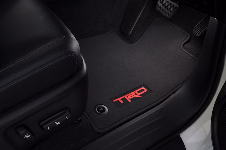 Dựa trên phiên bản Hilux SR5 cao cấp tại thị trường Australia, Hilux TRD cũng có ghế lái chỉnh điện, hệ thống thông tin giải trí Toyota Link với kết nối Bluetooth, nhận dạng giọng nói và định vị vệ tinh. "Dấu ấn" TRD được thể hiện ở các chi tiết như thảm lót sàn và cần số.