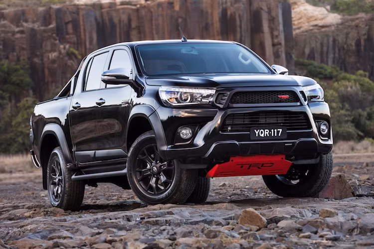 So với phiên bản thường, Hilux TRD đã có lưới tản nhiệt mới màu đen mờ với logo TRD và ngoại hình đầy "cơ bắp", gợi nhớ về các dòng bán tải cỡ lớn từ Toyota và một số hãng xe Mỹ khác. Trong khi đó, bên dưới cản trước của xe là một tấm ốp nhôm chống va đập khi đi offroad được cắt chữ TRD.