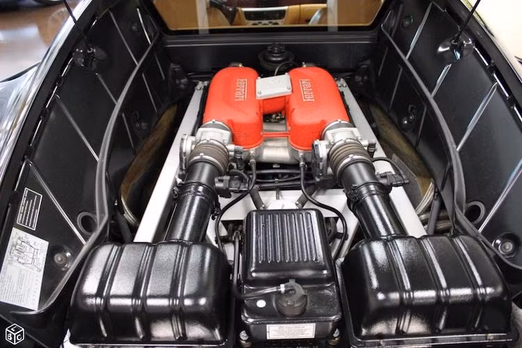 Bên dưới khoang máy, 360 Spider sở hữu khối động cơ 3.6l V8 nạp khí tự nhiên nguyên bản với công suất tối đa 395 mã lực và mô-men xoắn cực đại 373 Nm. Tuy nhiên, chiếc xe của Beckham còn có công suất tăng nhẹ do được trang bị hệ thống xả fullsystem của Tubi Sports.