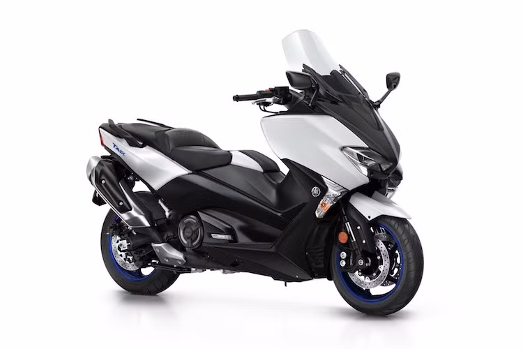 Vẫn được trang bị động cơ 530 cc như thế hệ cũ, tuy nhiên TMax mới đã được nâng cấp với hệ thống bướm ga điện tử và ECU 32 bit tốc độ xử lý nhanh hơn. Công suất của động cơ này là 60 mã lực và mô-men xoắn cực đại 53 Nm. Các trang bị tiêu chuẩn khác của xe bao gồm hệ thống điều khiển lực kéo, khóa thông minh Smartkey, khoang chứa độ đựng được 2 mũ full face...