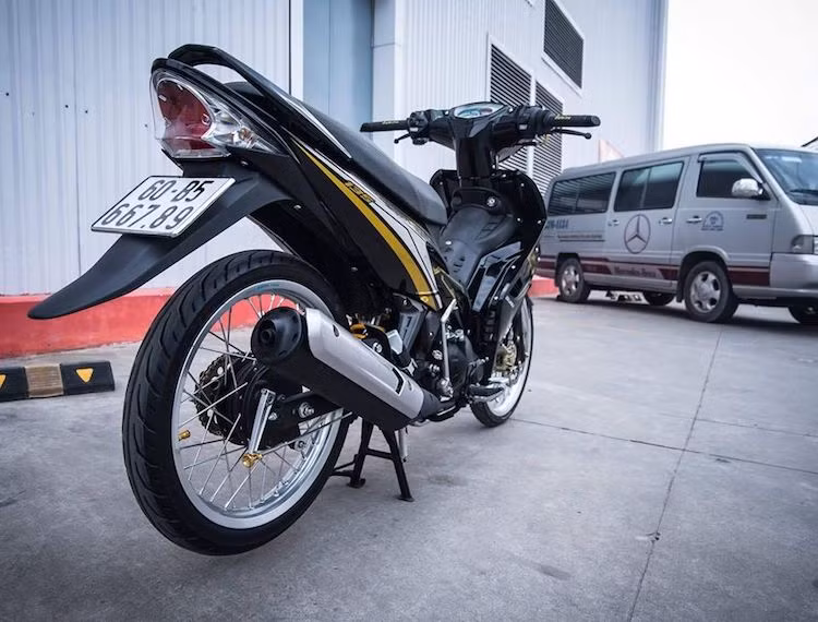 Dù đã được hơn 10 năm tuổi, nhưng thế hệ Yamaha Exciter 135 đầu tiên vẫn có sức cuốn hút mãnh liệt với người yêu xe khi được biker Đồng Nai trang bị một loạt các món đồ chơi đơn giản. Đặc biệt, chiếc xe còn ấn tượng hơn khi sở hữu biển số tiến 6789.