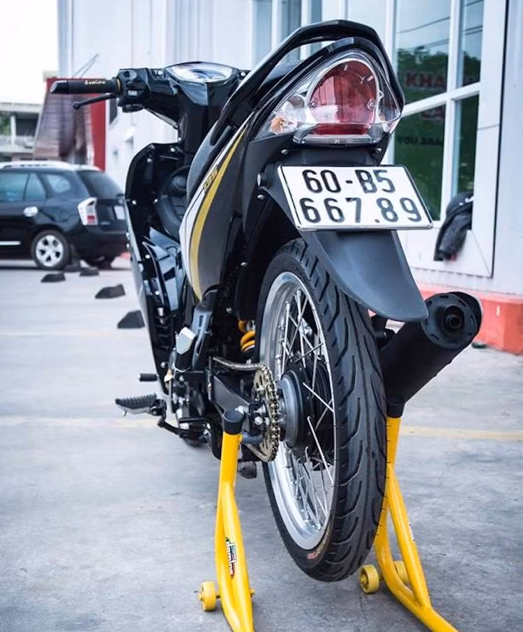 Động cơ 135 cc SOHC nguyên bản của Exciter được giữ nguyên, truyền sức mạnh tới bánh sau thông qua bộ NSD D.I.D. Theo phong cách phiên bản Spark ở Thái Lan, chiếc xe cũng có ốp pô bằng nhôm của Spark 135.