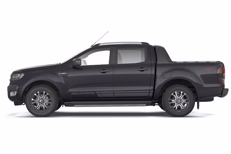 Đúng như tên gọi, Ranger Wildtrak Jet Black Edition sẽ chỉ được bán với màu sắc là đen bóng. Nổi bật trên nền sơn đen, chiếc xe sẽ được dán các đường decal chạy dọc từ trước ra sau và hai bên thân xe theo phong cách xe "cơ bắp" Mỹ, khiến cho phiên bản Ranger mới này càng trở nên "ngầu" và ấn tượng hơn.