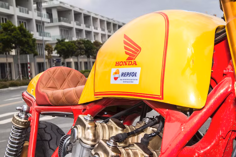 Trên bản độ mới nhất này, hình dáng của bình xăng xe đã được xưởng độ đã gò lại tương tự bản độ CB750F nổi tiếng cách đây 4 năm, đồng thời bộ khung xe cũng có màu đỏ nổi bật. Tuy nhiên thay vì màu bạc được phủ trên thân xe, chiếc xe đã được sơn màu vàng tươi "chói" hơn nhiều.