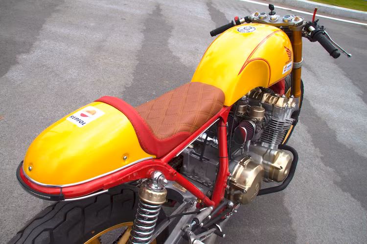 So với bản độ trước đây, chiếc CB750 bản độ 2017 của Tự Thanh Đa có bộ yên solo màu đỏ được làm thủ công với các đường vân chần chỉ con thoi đẹp mắt hơn. Ở phía sau chiếc xe, xưởng độ cũng khéo léo tích hợp một đèn hậu LED vào khung phụ. Hệ thống phanh sau được nâng cấp với heo 4 piston. 