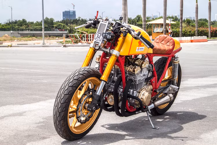 Ra đời từ năm 1969, mẫu môtô Honda CB750 là một trong những dòng naked-bike đặc trưng nhất của Honda. Tại Việt Nam, những chiếc CB750 thường thuộc thế hệ F7 với kiểu dáng naked-bike thuần, hướng tới sự thoải mái khi lái và phần nào đó có thể coi là phiên bản lớn hơn của dòng CB400 Super Four nổi tiếng.