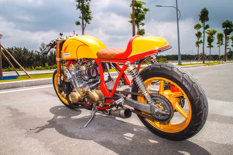 Lấy cảm hứng từ bản độ Honda CB750 cafe racer từng được Autoevolution đánh giá rất cao cách đây 4 năm, chiếc xe mới được xưởng độ Tự Thanh Đa có kiểu dáng cafe racer tương tự, nhưng sở hữu vẻ ngoài phá cách và tạo sự ổn định cao cho người cầm lái hơn nhiều so với "siêu phẩm" đình đám từng ra lò trước đây.