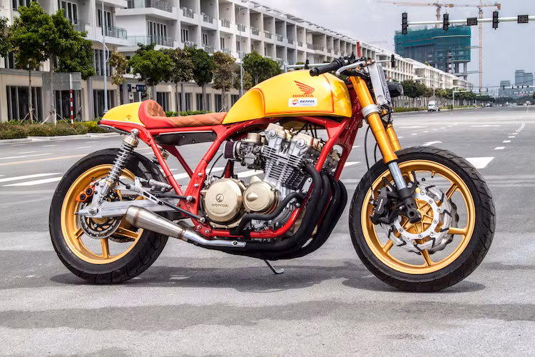 Cách đây 4 năm, xưởng độ Tự Thanh Đa tại Sài Gòn đã từng độ một chiếc Honda CB750F đời 1981 hoàn hảo đến mức khiến Autoevolution, một trang tin nổi tiếng về ôtô - xe máy ở nước ngoài đánh giá rằng nó có thể khiến nhiều xế độ đến từ châu Âu phải "xấu hổ". Lấy cảm hứng từ bản độ này, Tự Thanh Đa vừa hoàn thành một chiếc CB750 với phong cách tương tự, nhưng độc đáo và phá cách hơn nhiều.