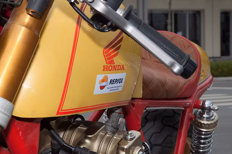 Tính năng vượt trội của Repsol oil mới là sử dụng dầu gốc tổng hợp cao cấp lý tưởng cho động cơ xe với phụ gia tiết kiệm nhiên liệu (công nghệ kỹ thuật HMEOC) đảm bảo bảo vệ tối đa dành cho các động cơ đặc biệt , bảo vệ tối ưu bộ ly hợp (nồi) và hộp số, giảm thiểu sự mài mòn các bộ phận động cơ trong khi vẫn đảm bảo khả năng tối đa hoá sức mạnh mà vẫn giúp chiếc xe độ tiết kiệm nhiên liệu .