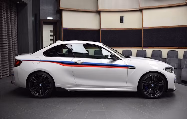 Tùy chọn hệ thống treo M-Performance sẽ cho phép khách hàng điều chỉnh 16 cấp độ nảy, 12 cấp độ nhún và có khả năng hạ thấp thân xe từ 5 tới 20 mm. Cuối cùng, những chiếc M2 "full bài" M-Performance thường có bộ decal trang trí thân xe với 3 màu truyền thống của bộ phận M-Sport "chuyên trị" xe thể thao từ BMW.