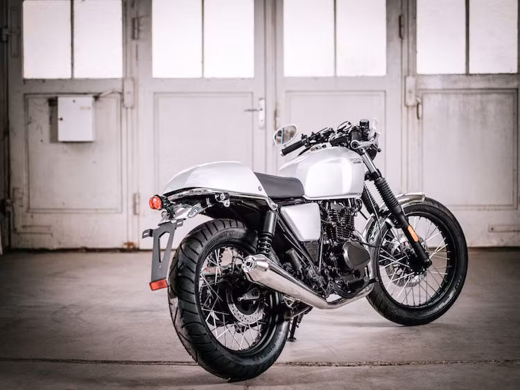 Vẫn giữ nguyên bình xăng như phiên bản Classic nhưng bằng cách đổi ghi-đông thành cặp tay lái clip-on và thay yên với "gò" khí động học ở phía sau, chiếc Brixton BX125 R đã mang đậm phong cách cafe racer. Phiên bản này còn có pô "quả chùy" thay vì pô hình chai như BX125 Classic.