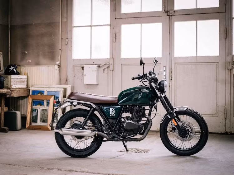 Sự khác biệt giữa các phiên bản nằm ở một số chi tiết như yên xe, bình xăng, tay lái... để tạo kiểu dáng riêng cho từng phiên bản. Trong đó, chiếc Brixton BX125 Classic sở hữu kiểu dáng naked bike cổ điển với bình xăng lớn, tay lái cao thoải mái và lốp chủ yếu sử dụng cho thành phố.