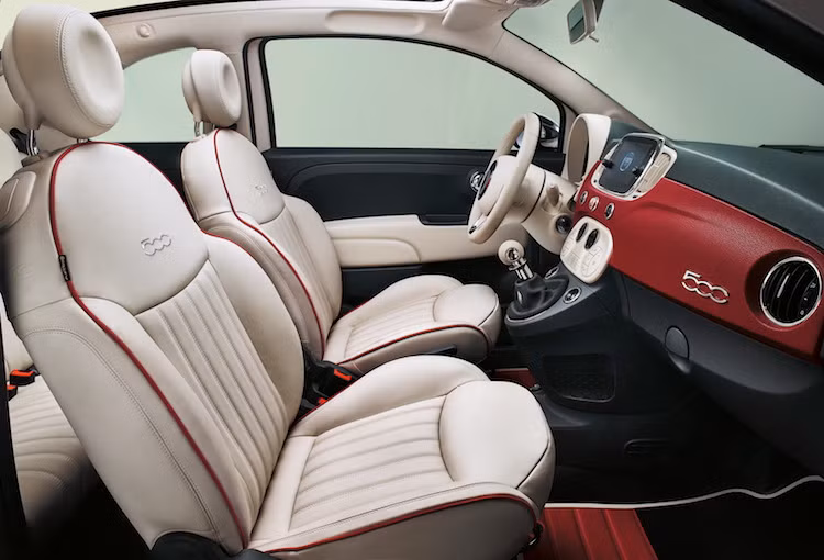 Những trang bị cao cấp khác trên mẫu xe cỡ nhỏ này là dàn âm thanh Beats Audi, cửa kính sau tối màu, đèn pha bixenon và gạt mưa tự động. Thêm tiền, Fiat sẽ bổ sung thêm vào hệ thống giải trí của xe kết nối smartphone qua Apple CarPlay và Android Auto.