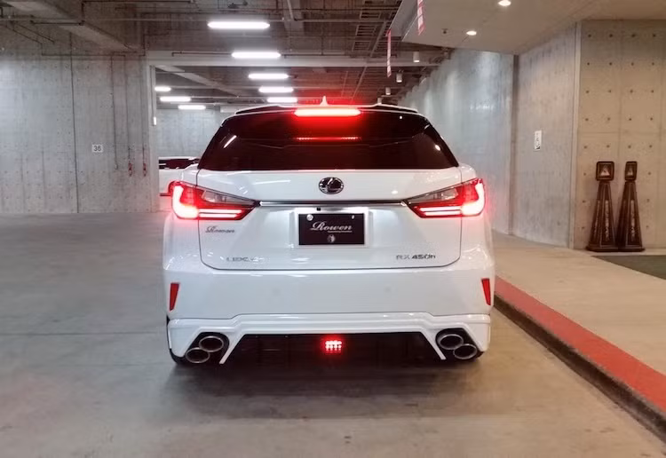 Lùi về phía sau, Rowan cũng đã ốp cản sau của xe với cánh khuếch tán không khí dưới gầm tích hợp đèn phanh theo phong cách xe đua F1. Chụp ống xả của xe cũng đã được hãng độ này thay bằng loại xếp tầng theo phong cách những mẫu Lexus thể thao cao cấp nhất như RC-F hay IS-F.